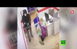 سطو مسلح على مصرف في سان بطرسبورغ توثقه الكاميرا
