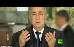 الرئيس الجزائري يحبس دموعه أمام جثمان قايد صالح