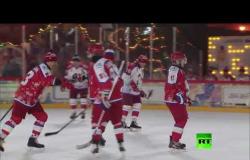 شاهد.. الرئيس بوتين يلعب بهوكي الجليد في الساحة الحمراء
