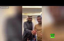 سعودي يشعل شموع "حانوكا" في الرياض