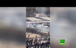 رفع أعلام العراق والحشد فوق  جدران السفارة الامريكية في بغداد
