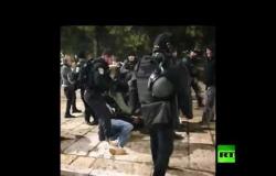 الشرطة الإسرائيلية تعتدي على المصلين في الأقصى