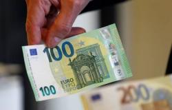 اليورو يتراجع أدنى 1.11 دولار مع تطورات اقتصادية وسياسية