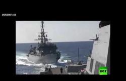 سفينة حربية روسية تقترب من مدمرة أمريكية في بحر العرب