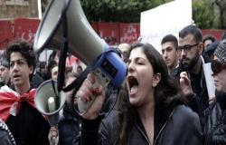 المتظاهرون اللبنانيون يستقبلون العام الجديد بتصعيد تحركاتهم