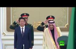 شاهد.. الملك السعودي سلمان بن عبد العزيز يستقبل رئيس وزراء اليابان شينزو آبي