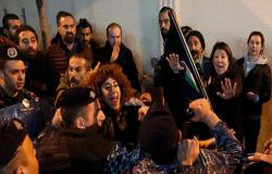 بالفيديو : وسط انتشار أمني كثيف.. محتجون أمام مصرف لبنان في بيروت