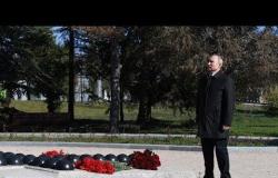 بوتين يضع الزهور عند نصب تذكاري في ذكرى فك حصار لينينغراد