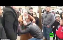 أسير فلسطيني يرتمي تحت رجلي والدته لحظة لقائها