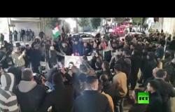 شاهد.. المتظاهرون الفلسطينيون يحرقون ورقة الدولار الكبيرة مع صورة ترامب عليها