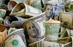 الدولار يرتفع عالمياً مع ترقب تطورات كورونا وبيانات اقتصادية