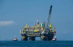 عُمان تؤيد توصيات لجنة "أوبك+" بإجراء خفض أكبر لإمدادات النفط