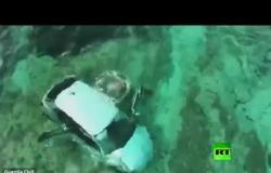 سقوط سيارة في بحر ونجاة سائقها بأعجوبة