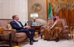 ولي العهد السعودي يبحث فرص الشراكة مع رئيس "دافوس" الاقتصادي