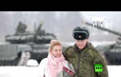 شاهد.. ملازم روسي يطلب يد حبيبته مدعوما بفصيل من الدبابات