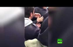 الطلاب يتدخلون لمنع اعتقال زملاء لهم أثناء الاحتجاجات تحت شعار مقاطعة الانتخابات في إيران