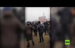 سكان قرية أوكرانية يتظاهرون ضد قرار عودة مواطنيهم من ووهان