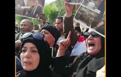 "بكاء وعويل وهتافات"     كيف تابع أنصار "مبارك" جنازته أمام المقابر ؟