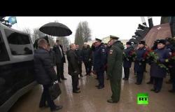 بوتين يحيي ذكرى الجنود الذين سقطوا في الحرب الشيشانية ويلتقي أقربائهم