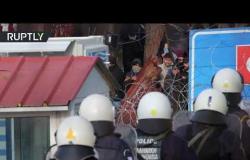 مهاجرون يشتبكون مع الشرطة عند الحدود اليونانية التركية