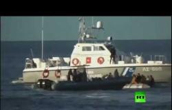 شاهد.. خفر السواحل اليوناني كاد يغرق قاربا يقل مهاجرين