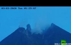 لحظة ثوران بركان في إندونيسيا