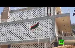 رفع العلم الليبي على مبنى السفارة الليبية في دمشق