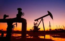 النفط يرتفع 3.5% لكنه يتجه لأسوأ أداء أسبوعي منذ 2008