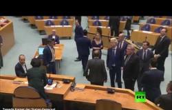 شاهد.. وزير الصحة الهولندي يسقط فجأة أثناء مناقشة البرلمان أزمة كورونا