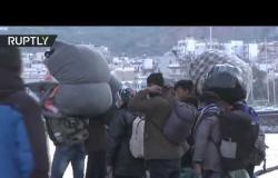 اليونان تنقل المهاجرين الواصلين إلى جزيرة ليسبوس إلى برها لترحيلهم لاحقا