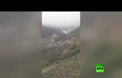 لحظة انهيار جبلي يدمر منازل في قرية شمال إيران