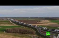 طوابير الشاحنات على حدود هنغاريا ورومانيا بسبب كورونا