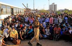 الشرطة الهندية تطلق الغاز المسيل للدموع ضد عمال معارضين للإغلاق