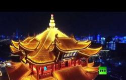 عرض ضوئي في ووهان الصينية احتفالا برفع حظر السفر