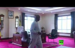 شاهد.. رئيس أوغندا يقدم مثاله في ممارسة رياضة في المنزل
