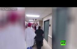 أطباء في مستشفى أمريكي يتفاعلون مع خروج مصاب بكورونا من العناية المركزة على غرار زملائهم الأوروبيين