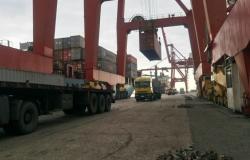 عمليات الشحن بدأت... إيران وسلطنة عمان تطلقان خطا بحريا للتبادل التجاري