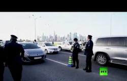 الشرطة القطرية توزع كمامات أثناء دورياتها