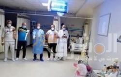 مدير مستشفى العزل بالنجيلة يوزع ورد على المرضى في شم النسيم
