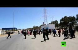 سائقو الشاحنات الليبيون يحاولون اقتحام معبر رأس جدير الحدودي