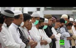 آلاف المصلين يتواجدون في مسجد بيت الرحمن الكبير في إندونيسيا رغم كورونا