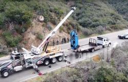 حظر التجول في كاليفورنيا يتسبب في سقوط سيارة من أعلي الجبل