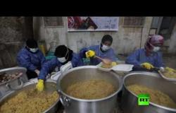 بالفيديو من إدلب.. أرامل سوريات يحضرن وجبات رمضانية للنازحين