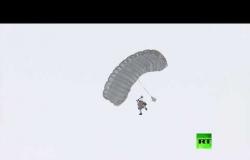 فريق من المظليين الروس يقفز من ارتفاع 10 آلاف متر في ظروف قطبية قاسية