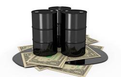 محدث.. النفط يقفز 25% عند التسوية لكنه يسجل خسائر شهرية