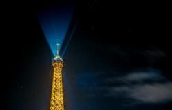 فرنسا تضئ برج إيفل لدعم الأطباء والممرضين لمحاربتهم فيروس كورونا