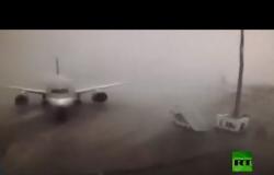 شاهد.. عاصفة شديدة تتسبب بتصادم طائرة بأخرى فى مطار الدوحة