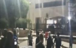 رمي حجارة ومفرقعات باتجاه مصرف لبنان في صيدا.. بالفيديو