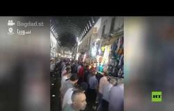 سوريون يصلون في سوق الحميدية بعد إغلاق المساجد!