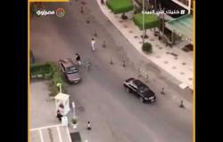 رجال الشرطة يستوقفون السيارات مع بدء الحظر فى طريق مصر حلوان الزراعي
